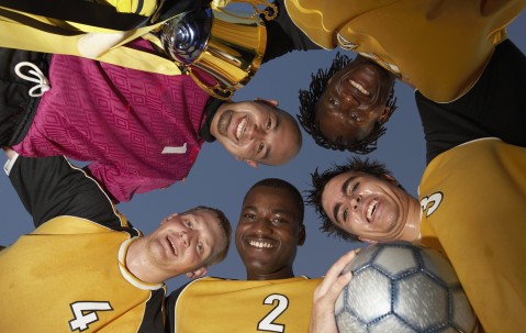 AG体育-场上球员们展现出团队合作的默契(在篮球比赛中有时团队合作比一个队员技术更重要)