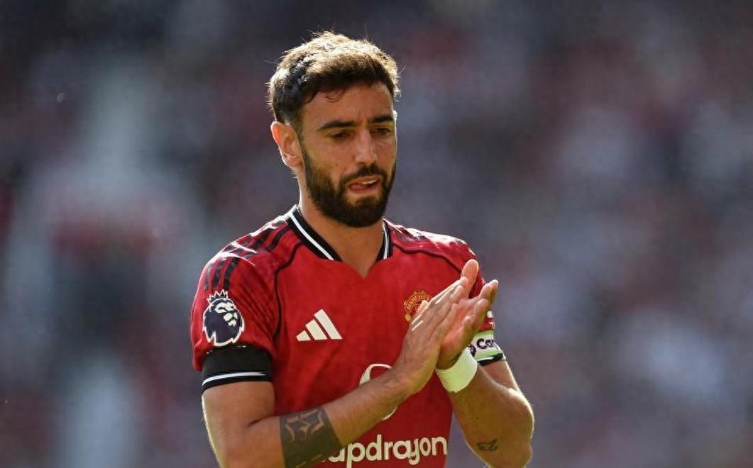 关于曼联中场表现低迷，主教练面临抨击的信息