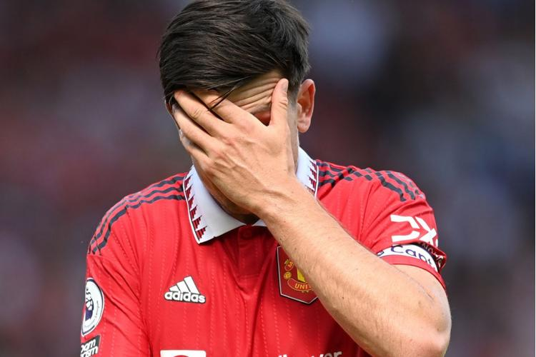 关于曼联中场表现低迷，主教练面临抨击的信息