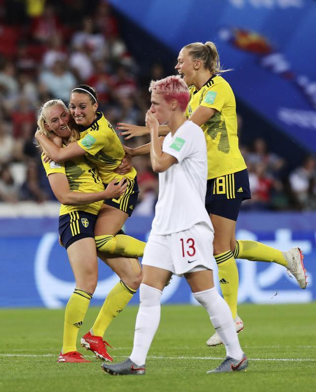 包含加拿大队球员战胜强敌晋级足球赛决赛的词条