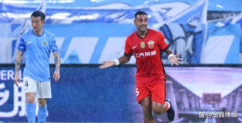 鲁能客场战胜申花，球员们克服困难获得胜利