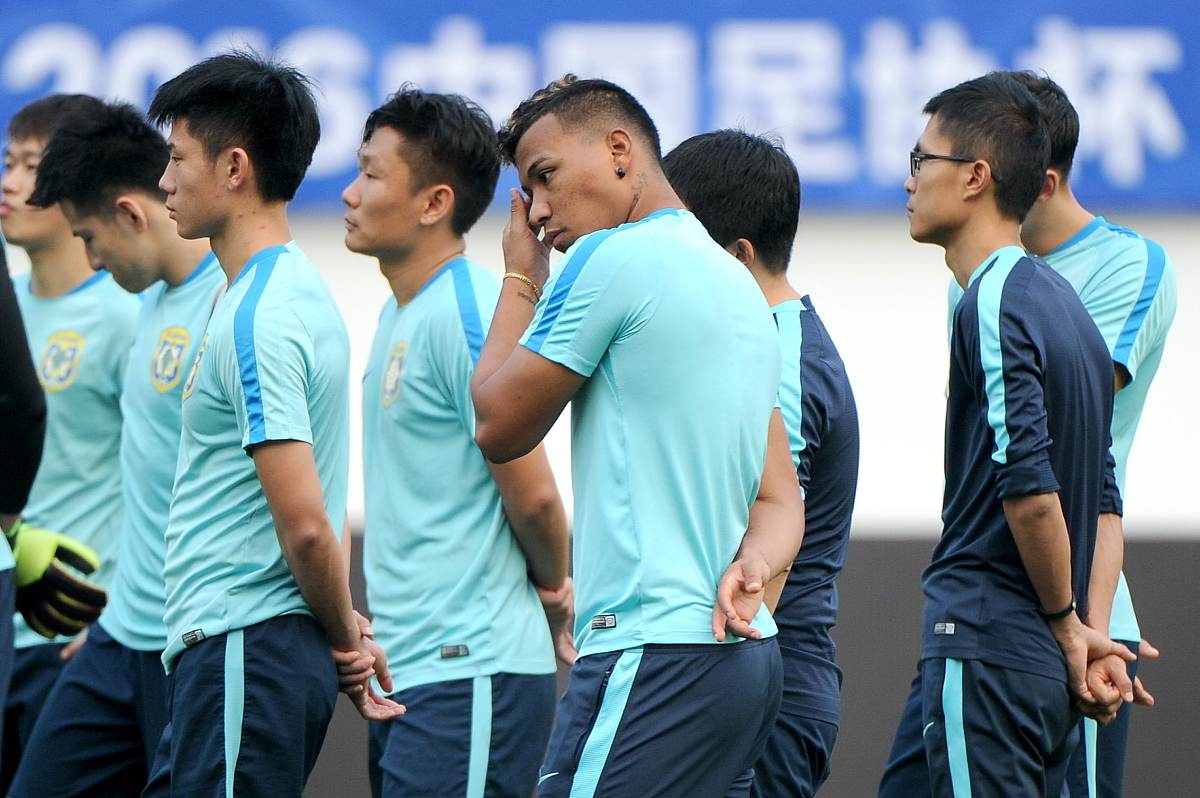 场上球员们展现出团队合作的默契(在篮球比赛中有时团队合作比一个队员技术更重要)